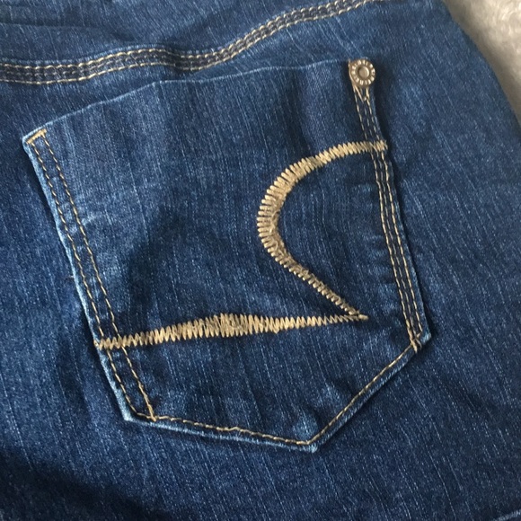 RE brand stretchy dark wash skinny denim shorts - Picture 4 of 7